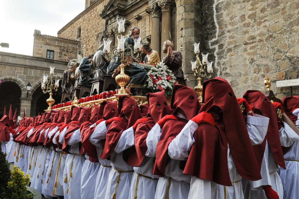 paso de la sagrada cena cargado por 65 costalero